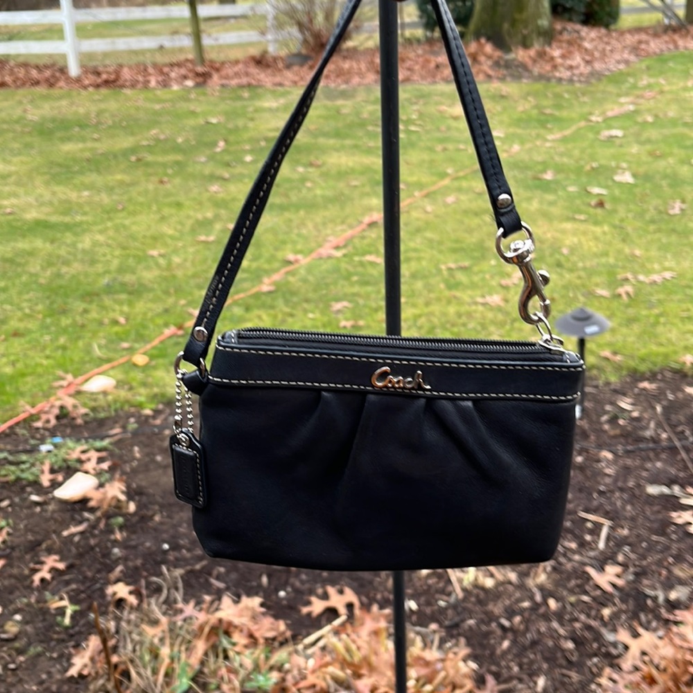 Women’s coach black leather wristlet GUC
